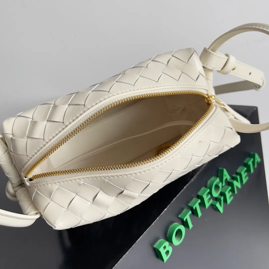 Batch 1360 BOTTEGA VENETA 2024 new loop is here! ! Many girls who like BV have owned the Loop bag. It has a simple appearance, classic weaving, and a compact and lightweight bag shape. This innovation continues the "camera bag" shape. Unlike the traditional Loop bag, which can only be worn as a crossbody bag, this innovation It can be carried by hand or cross-body, satisfying both the concave shape and daily needs. The oversized buckle can be folded and used as a handle. The sultry heat in summer ☀️ usually reduces people's desires. Having a lightweight bag will greatly enhance the happiness of traveling🫧 Style number: 796615 Size: 19*12*9cm